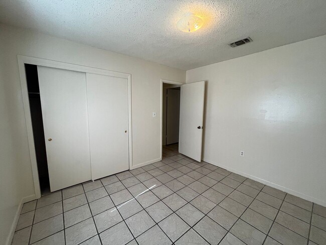 Foto del edificio - 841 Meadow Ln