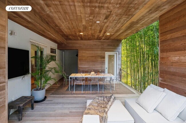 Building Photo - 10 Three Mile Harbor Hog Creek Rd