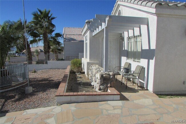 Foto del edificio - 2125 Desert Palms Dr