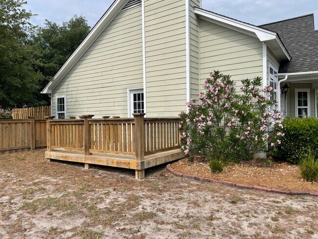Foto del edificio - 3 bedroom/2 bathroom home with one-car gar...