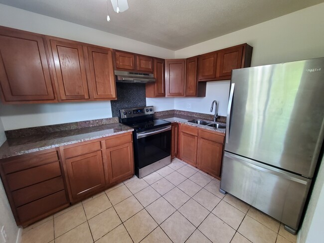 Building Photo - 1371 Monomoy St