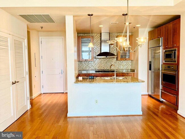 Building Photo - 5750 Bou Ave