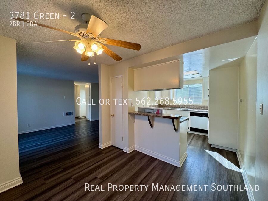 Foto principal - Beautifully Renovated 2 Bed / 2 Bath Apart...