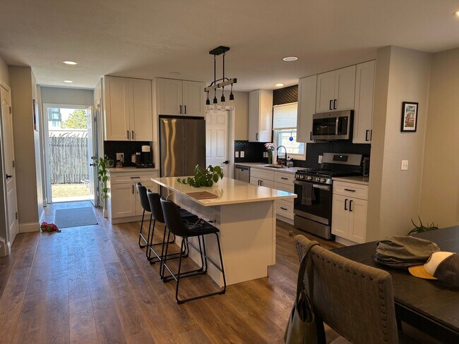 Building Photo - 3 Bedroom Single Family Home in Lakewood