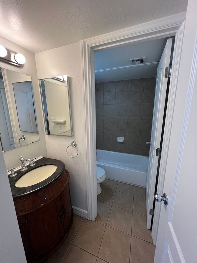 Foto del edificio - RENT REDUCED! Village at University Height...