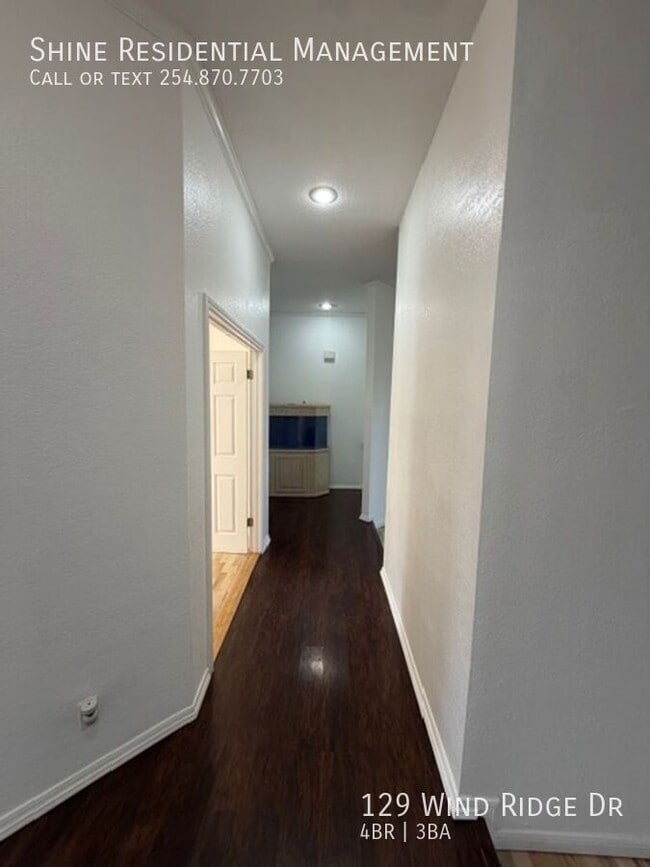 Foto del edificio - 129 Wind Ridge Dr