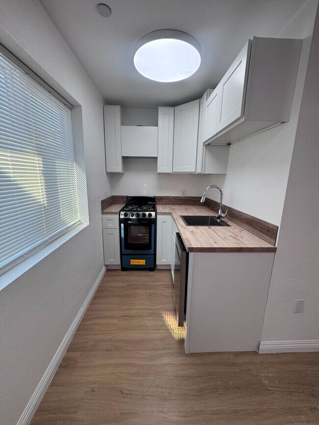 Foto del edificio - 1906 Filson St UNITS A, B, C