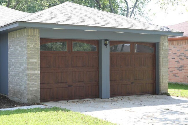 Building Photo - 17026 Stone Stile Dr