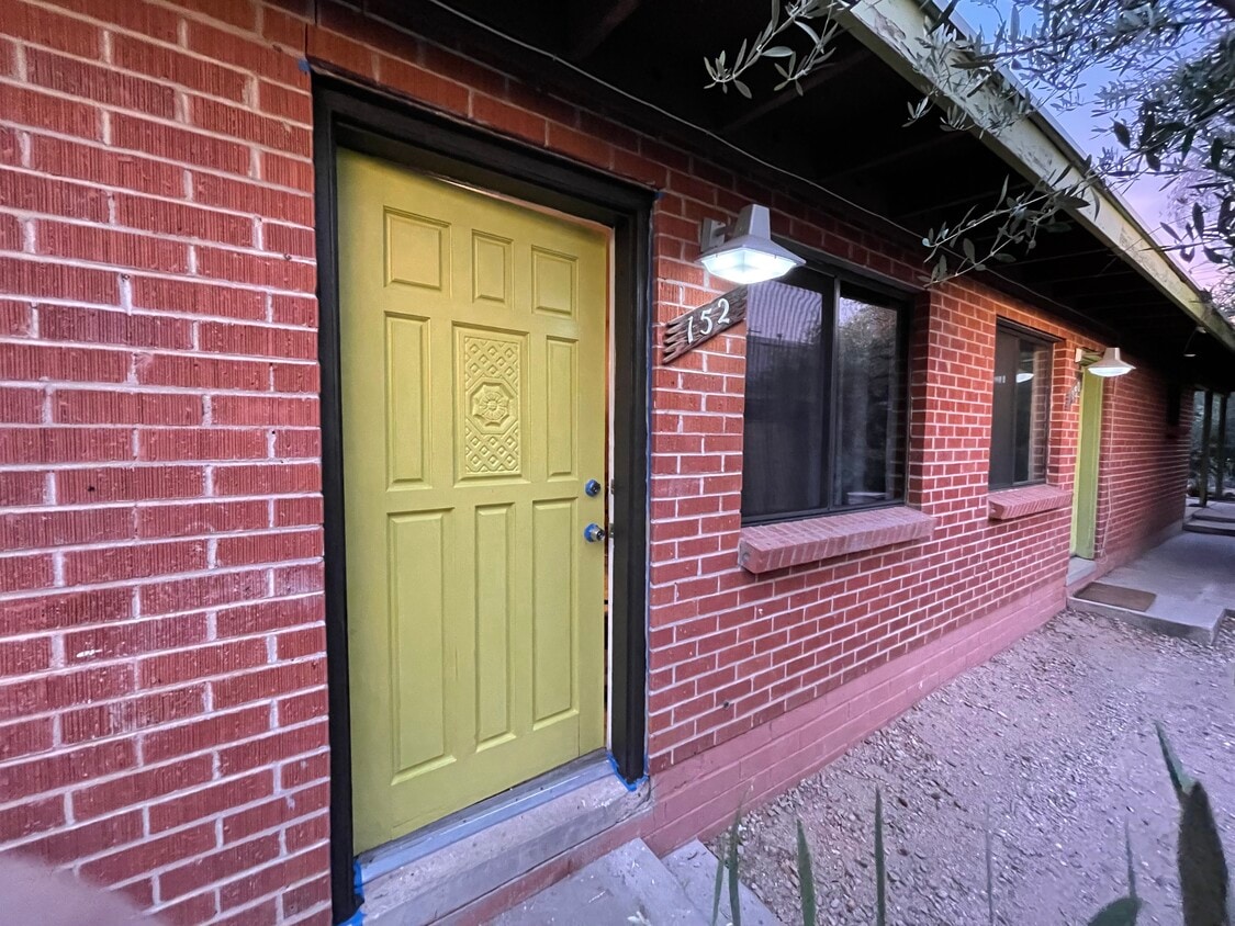 Primary Photo - 152 W University Blvd