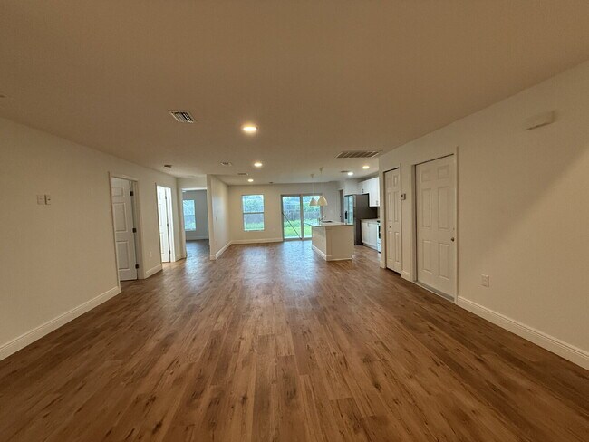 Building Photo - 4 bedroom, 2 bathroom single family home!