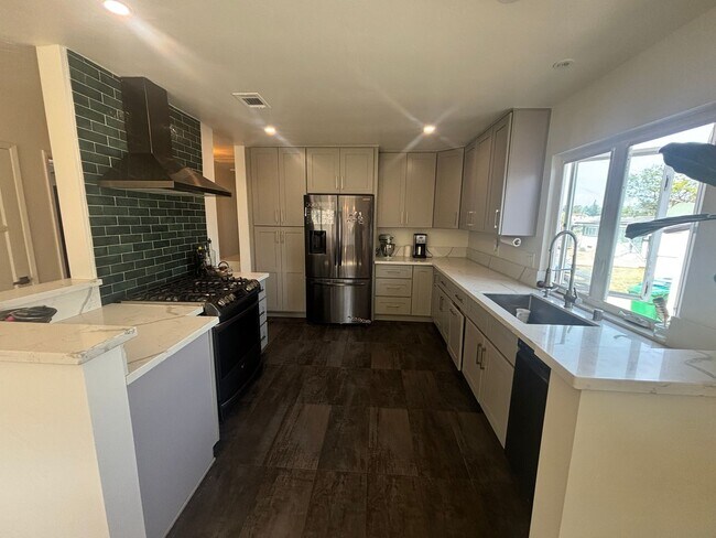 Foto del edificio - 3 Bedroom home with Huge Yard + Solar