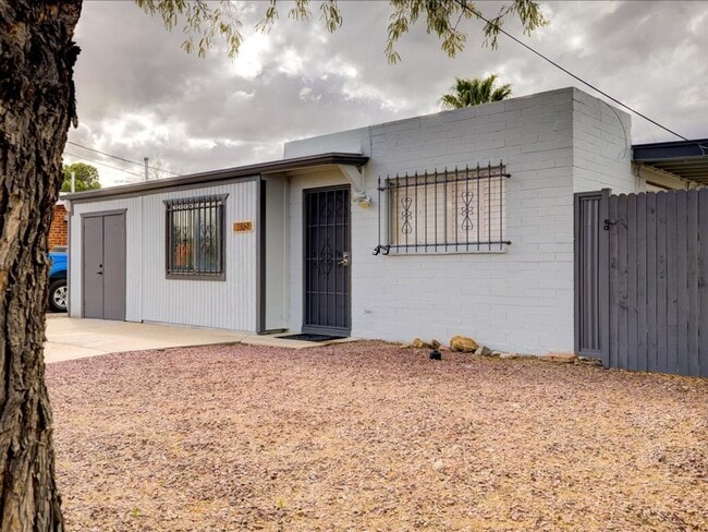 Building Photo - Quaint house with large backyard.