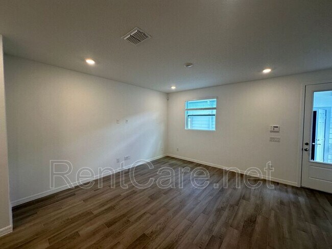Foto del edificio - 6541 Cyrils Dr