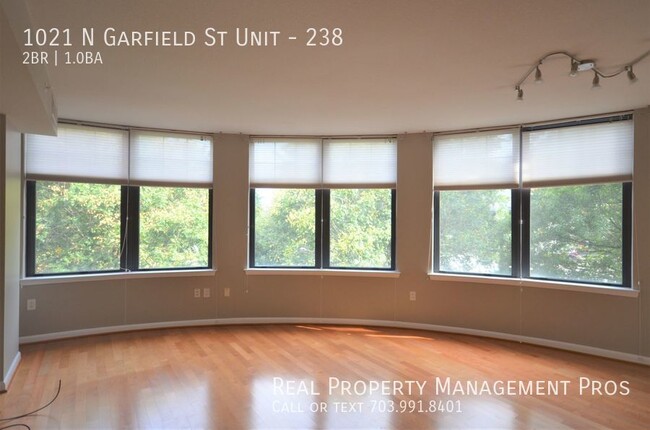 Building Photo - Sunny Corner Condo at Clarendon 1021!
