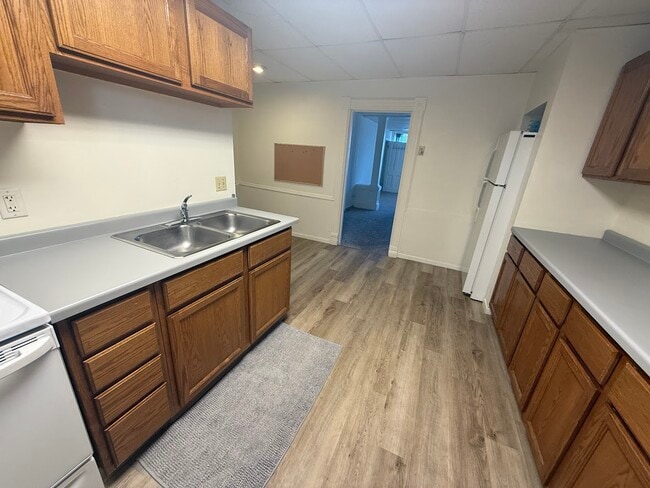 Building Photo - 110 Janesville St