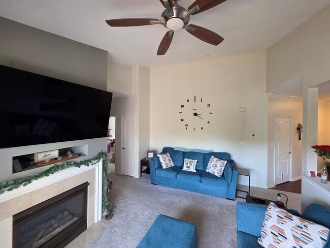 living rom - 43300 Marymount Ter
