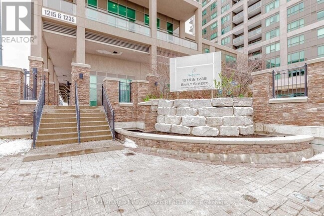 Building Photo - 1215-1215 Bayly St