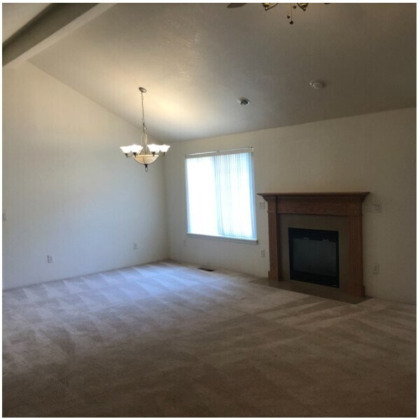 Family Room - 718 S Royal Ave