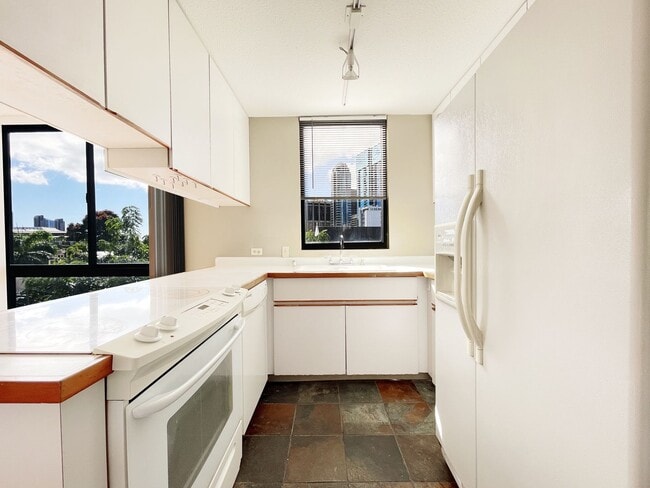 Building Photo - Downtown Living at Royal Queen Emma! 2 PAR...