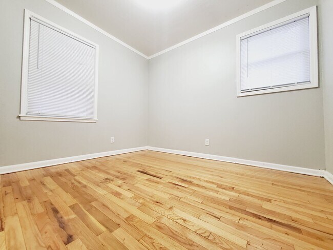 Building Photo - Nicely Updated 2 Bed 1 Bath w/ Garage!