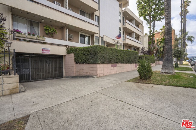 Building Photo - 425 S Kenmore Ave