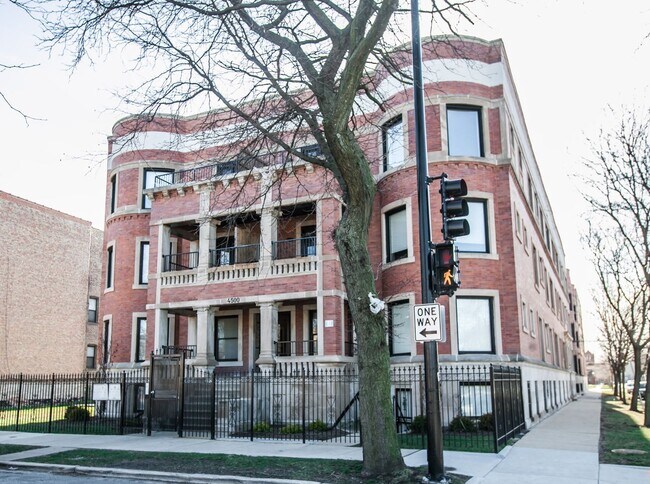 Foto del edificio - Stylish Bronzeville 2BR with Parking, Storage & Modern Finishes