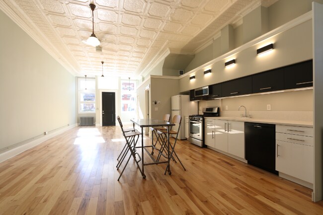 Building Photo - 1316 W Erie St