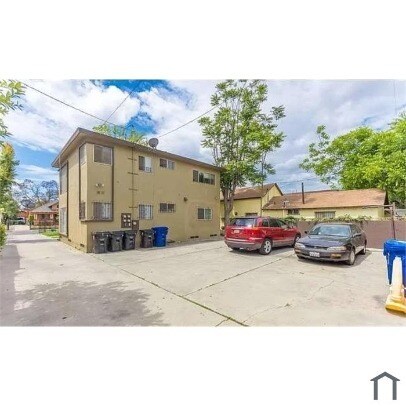 Building Photo - Charming 2-Bed Townhouse with Private Balc...
