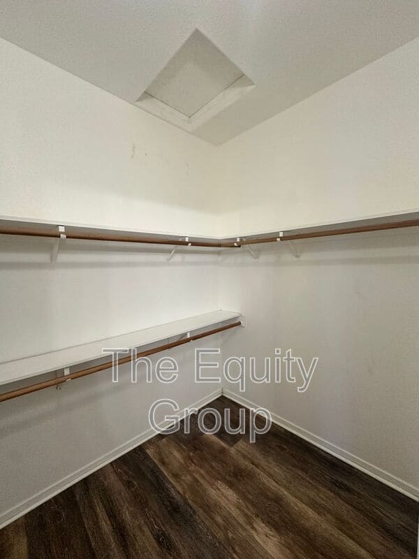 Foto del edificio - 1188 Bradley Ct