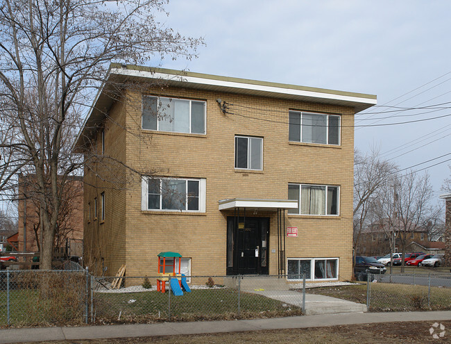 Building Photo - 2800 Pillsbury Ave
