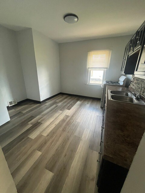 Building Photo - 2107 Lake Ave