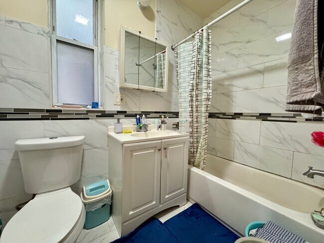 Foto del edificio - 3056 Perry Ave