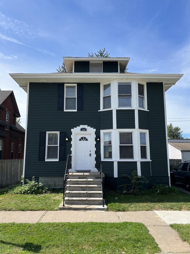 Building Photo - 124 Oak St