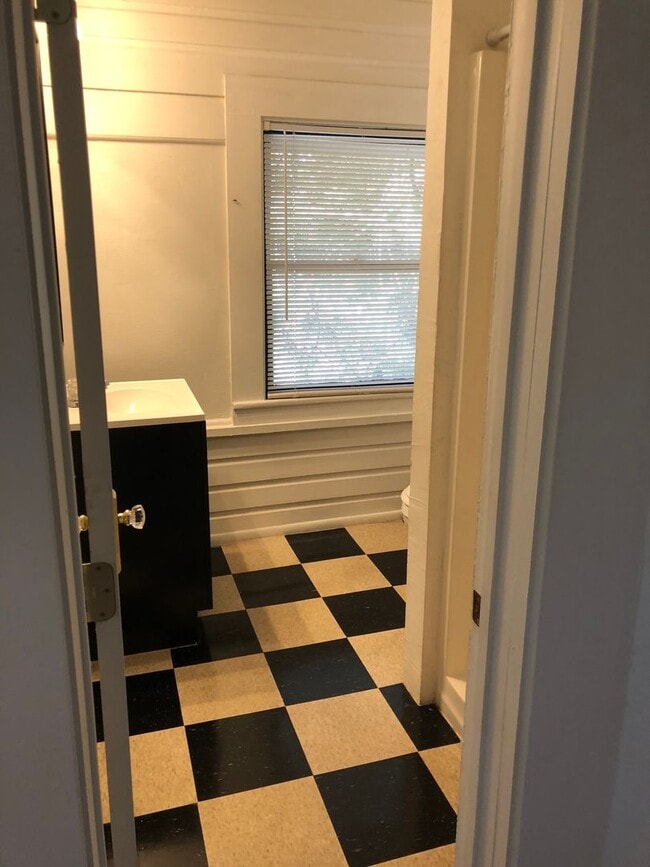 Building Photo - Orient Street