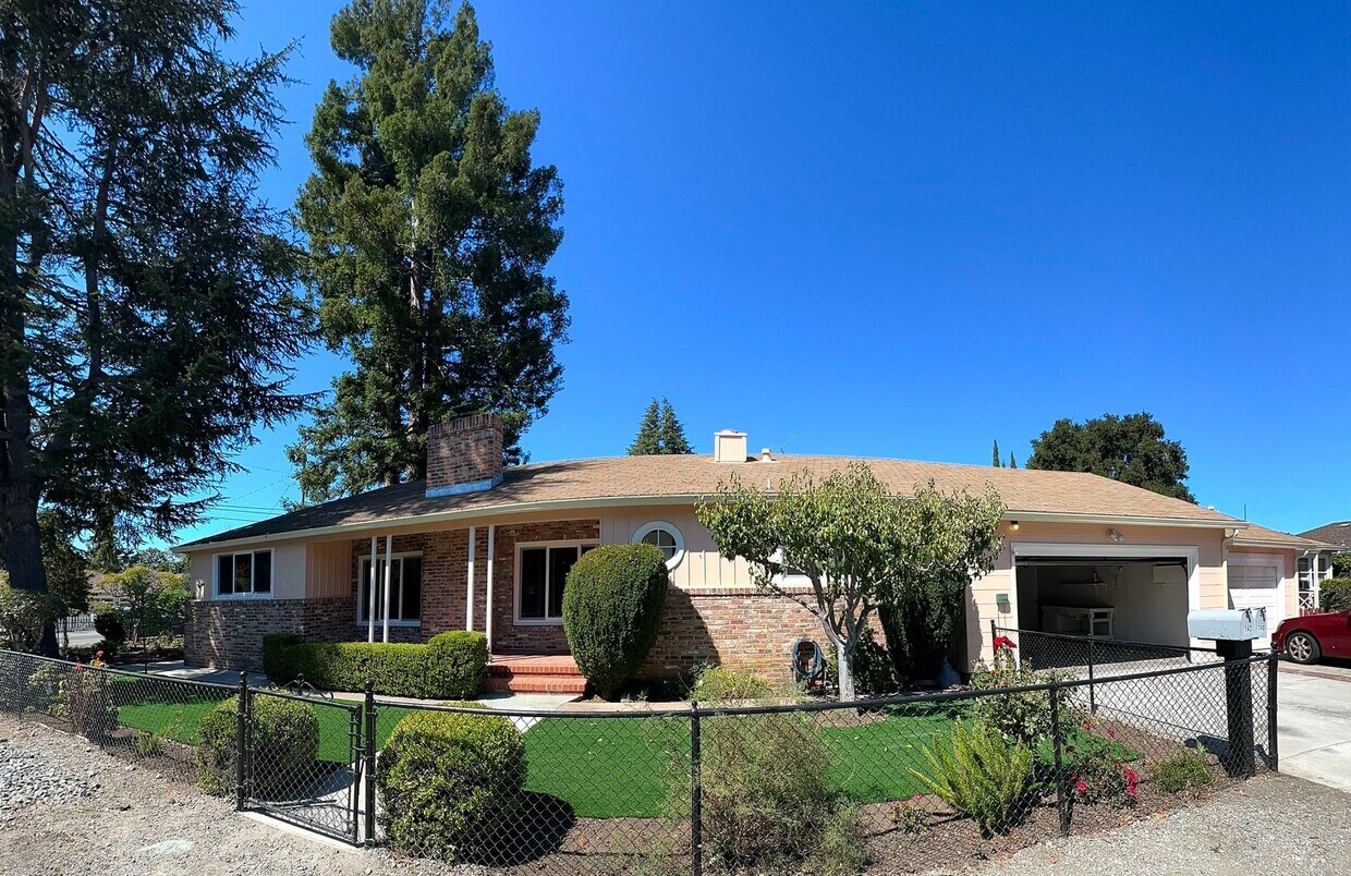 Primary Photo - 140-142 Oakwood
