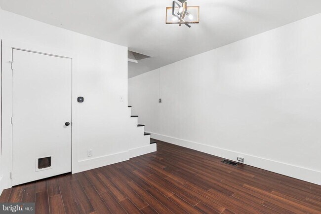 Building Photo - 2549 Collins St