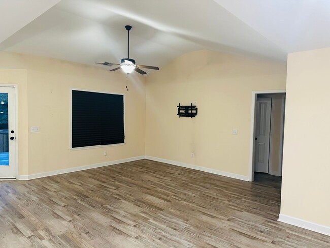 Building Photo - Stunning 4 Bedroom, 2 Bathroom Home - Tupe...