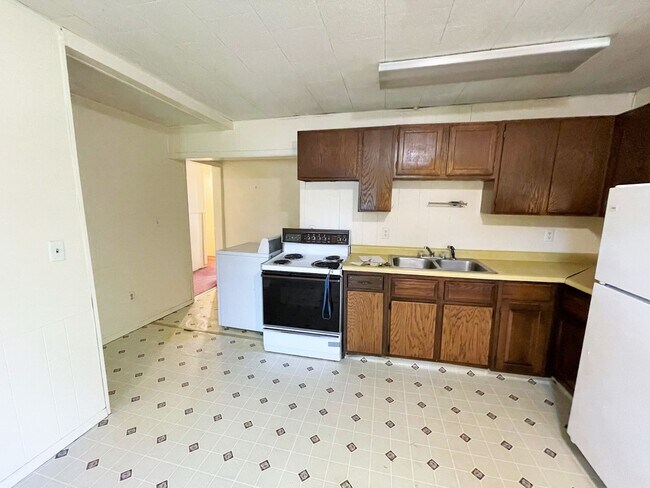 Building Photo - 408 S Duff St