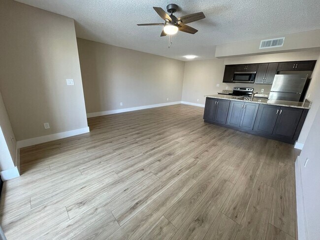 Foto del edificio - ANNUAL RENTAL -  1 BED / 1 BATH CONDO AT M...