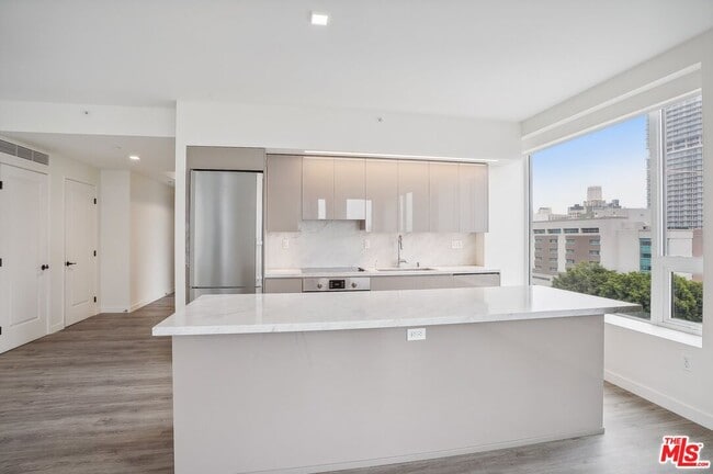 Foto del edificio - 1050 S Grand Ave