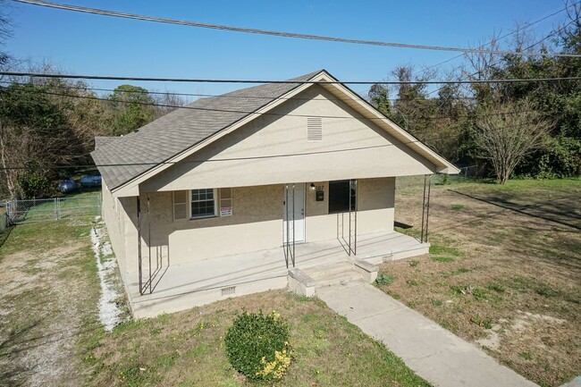 Building Photo - Three Bedroom Home!