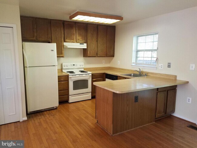 Building Photo - 5743 Burke Towne Ct