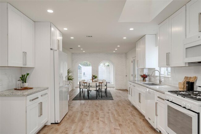 Foto del edificio - 4202 N Hills Dr