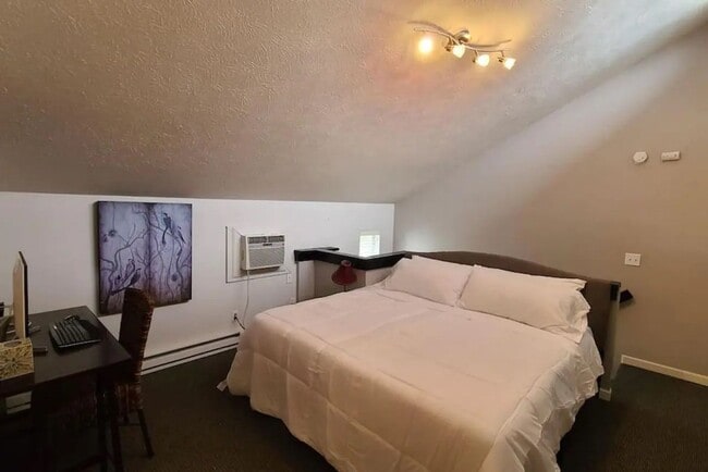 Building Photo - Centrally Located Townhouse – Near to South Perry, Quick Drive to Gonzaga!