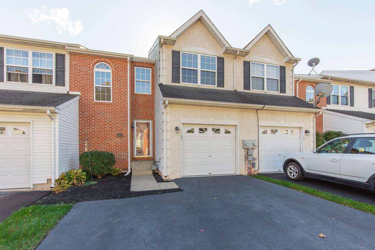 Primary Photo - 185 Hampshire Dr