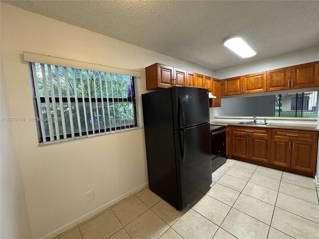 Building Photo - 4033 Lakeside Dr