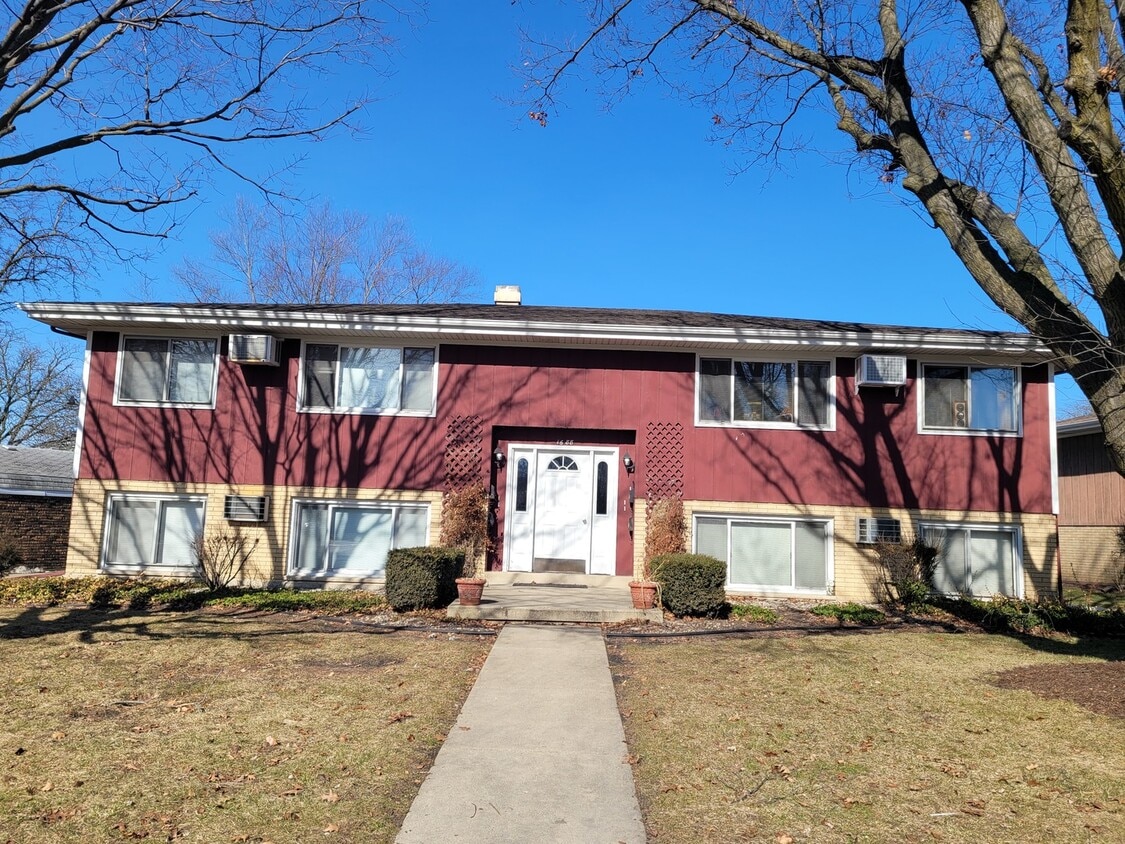 1688 Alison Dr Unit 2, Elgin, IL 60123 Condo for Rent in Elgin, IL