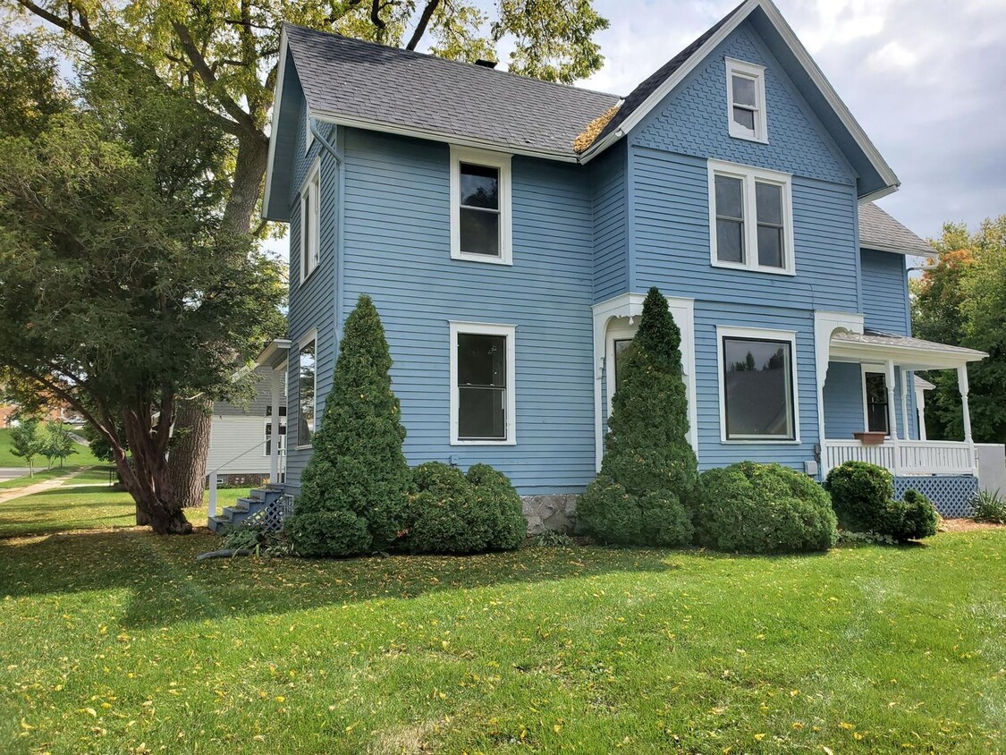 Foto principal - Oconomowoc - Upper One Bedroom Duplex