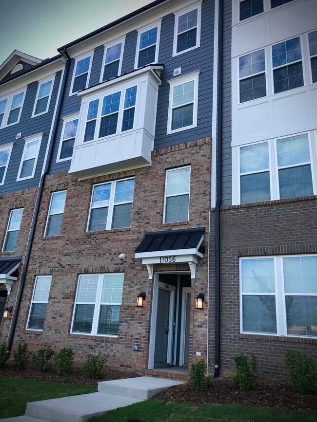 Building Photo - New and Amazing Townhome-style Condo!