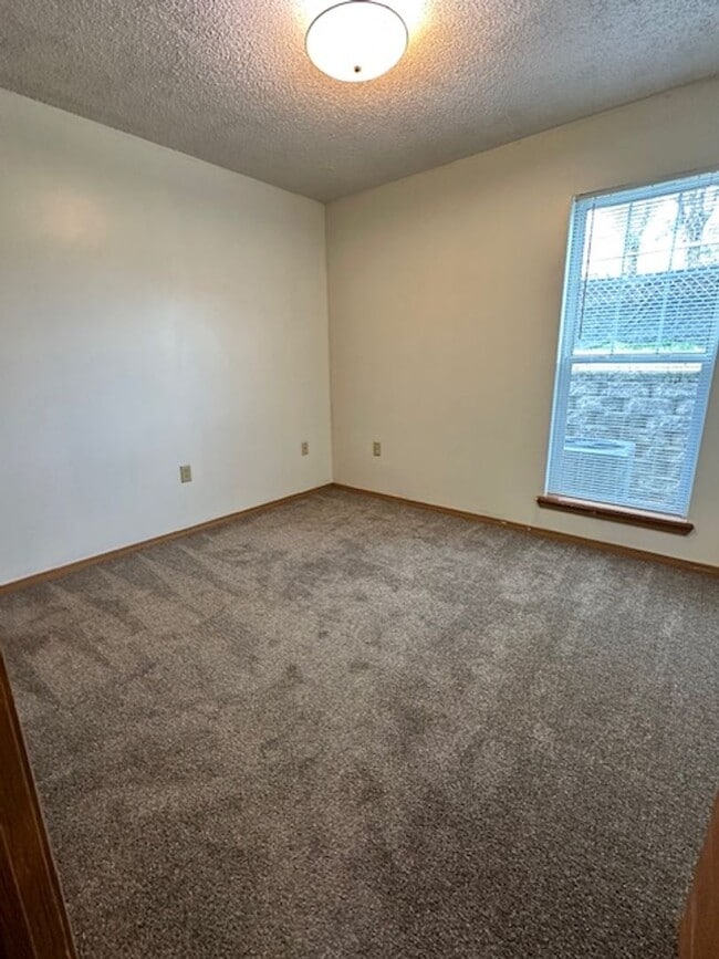 Foto del edificio - 3 Bedroom / 2 Bath Apartment